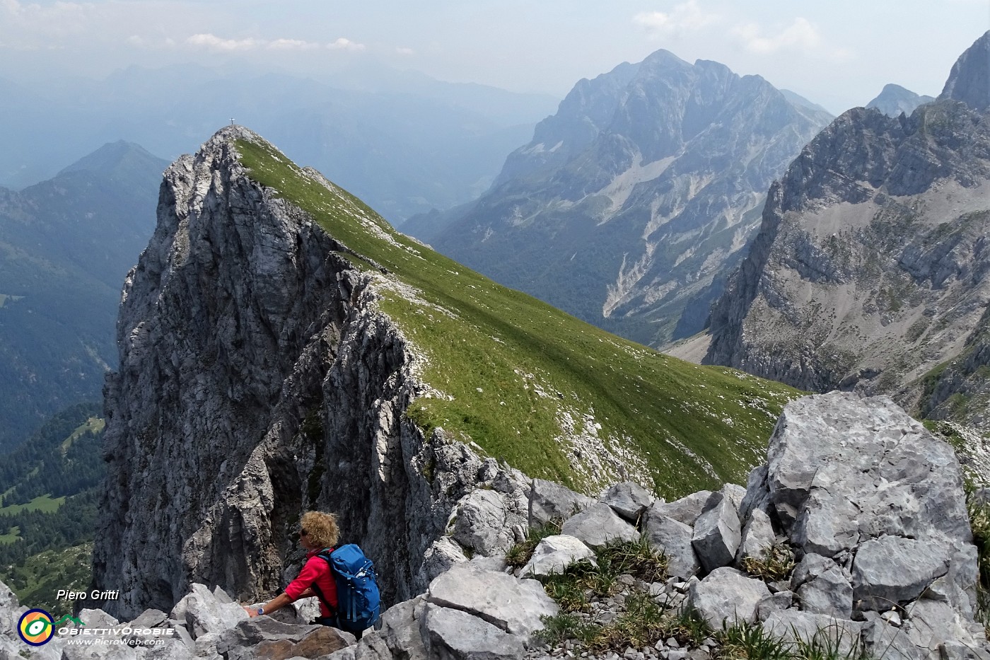 44 Scendiamo con attenzione dalla vetta di Corna Piana con vista verso l'anticima est.JPG